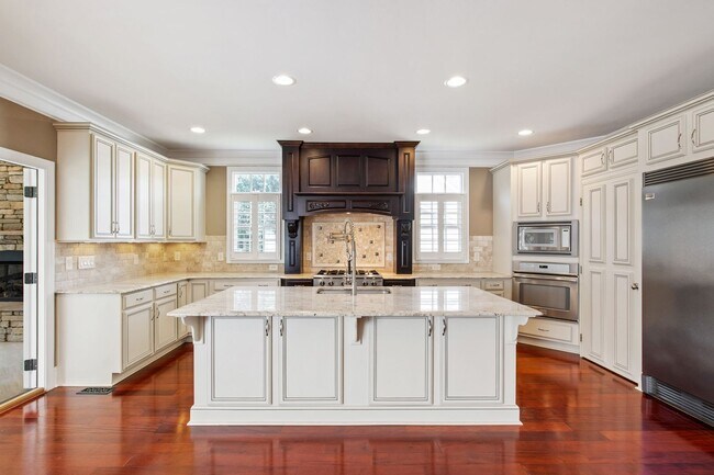 Building Photo - Elegant 5-Bedroom Residence with Luxurious...