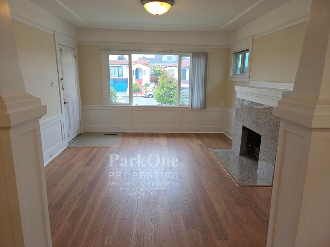 Building Photo - Super Cute 2 bedroom House in the heart of...
