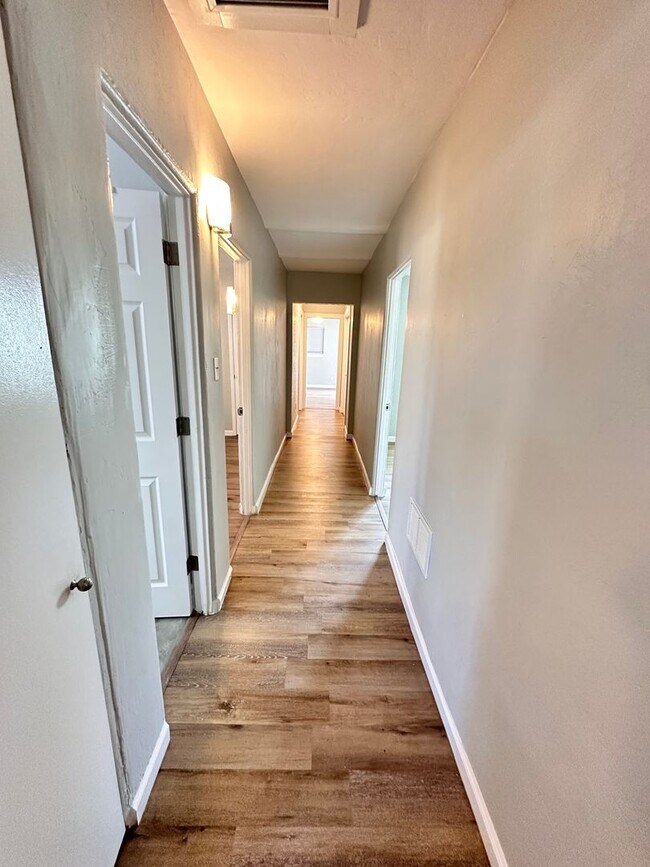 Building Photo - 2120 La Veta Dr