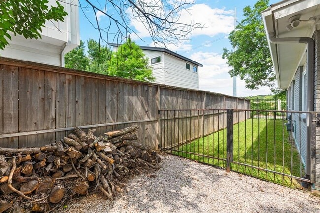 Building Photo - 2309 Newfield Ln