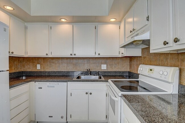 Building Photo - 3 BDRM / 2.5 BATH with FENCED BACKYARD - WINDSOR WOODS!