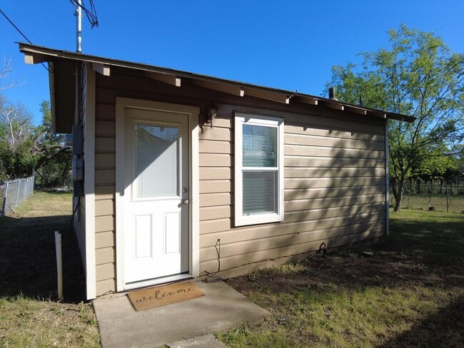 Building Photo - 723 Quinlan St