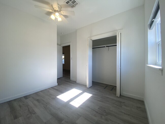 Building Photo - 404 N Findlay Ave