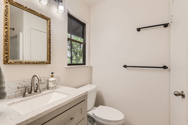 Building Photo - Adorable House in South Austin!