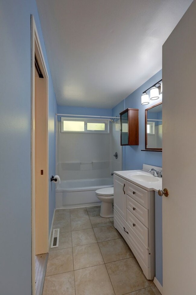 Building Photo - Lovely 4BR 1.75BA Bellevue Tri-Level Home