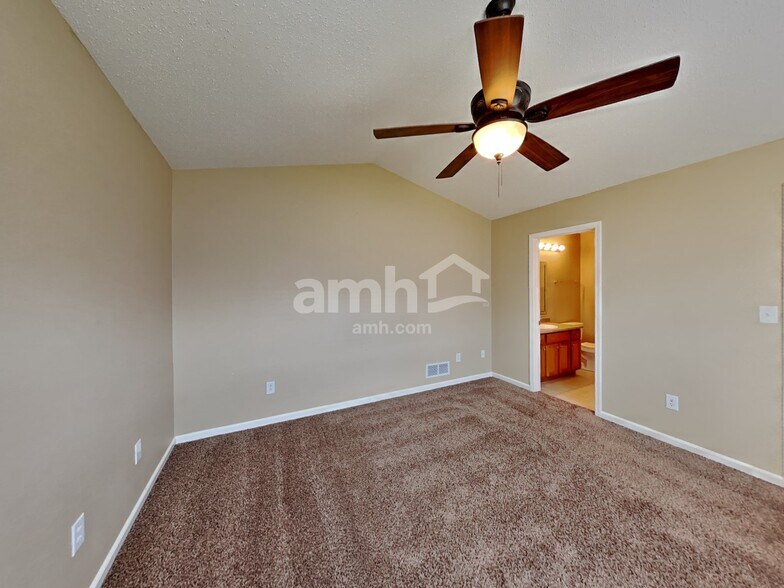 Building Photo - 9724 Thomas Ln