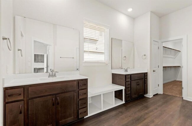 Building Photo - 160 Biscayne Dr