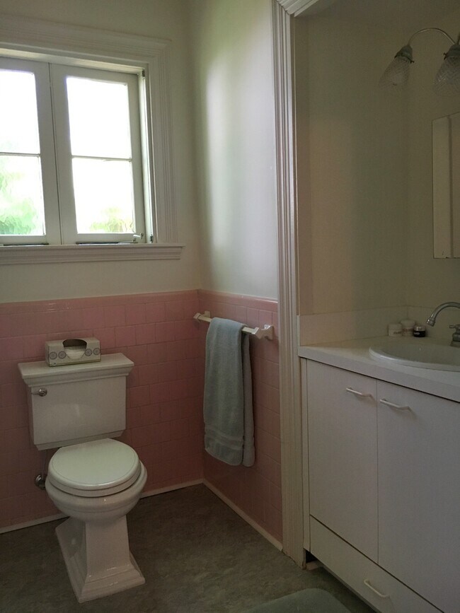 Building Photo - Charming Fully Furnished Garden CottageLlocated in South of Broad