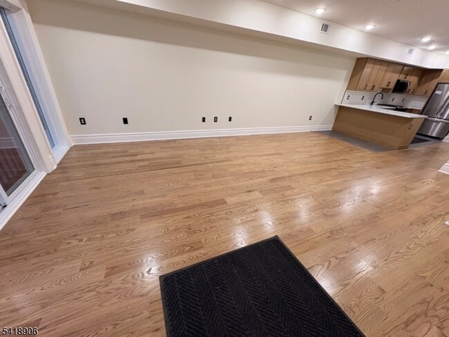 Building Photo - 438 S 11th St