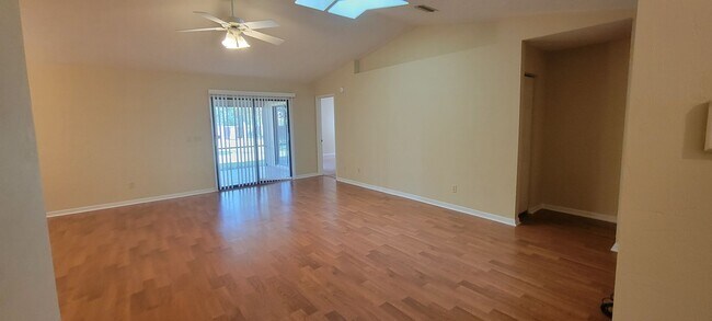 Building Photo - 3/2: Enjoy this nice spacious home in Sunrise.