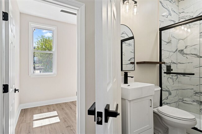 Building Photo - Freshly Renovated 2 Bedroom in Bloomfield available NOW!