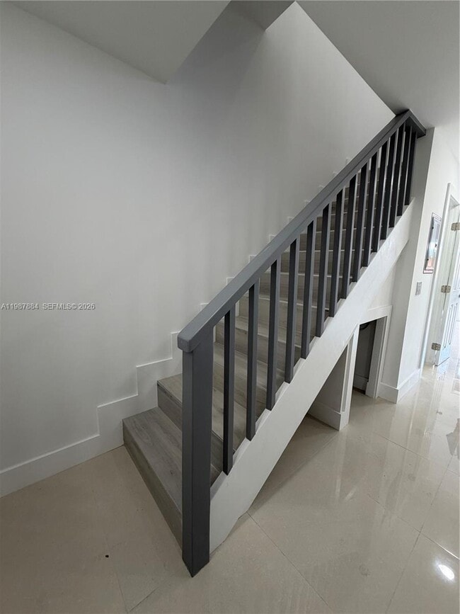 Building Photo - 1550 W 7th Ct