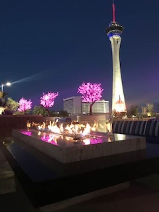 Building Photo - High Rise Stunner!