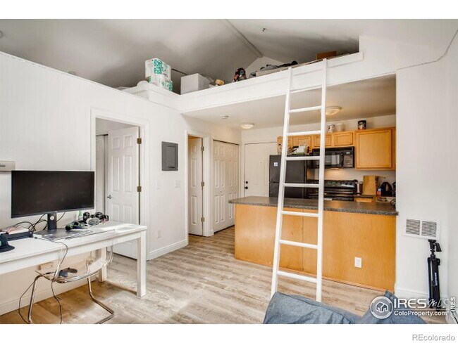Building Photo - "Chic Urban Retreat: Cozy 1-Bed Condo in t...