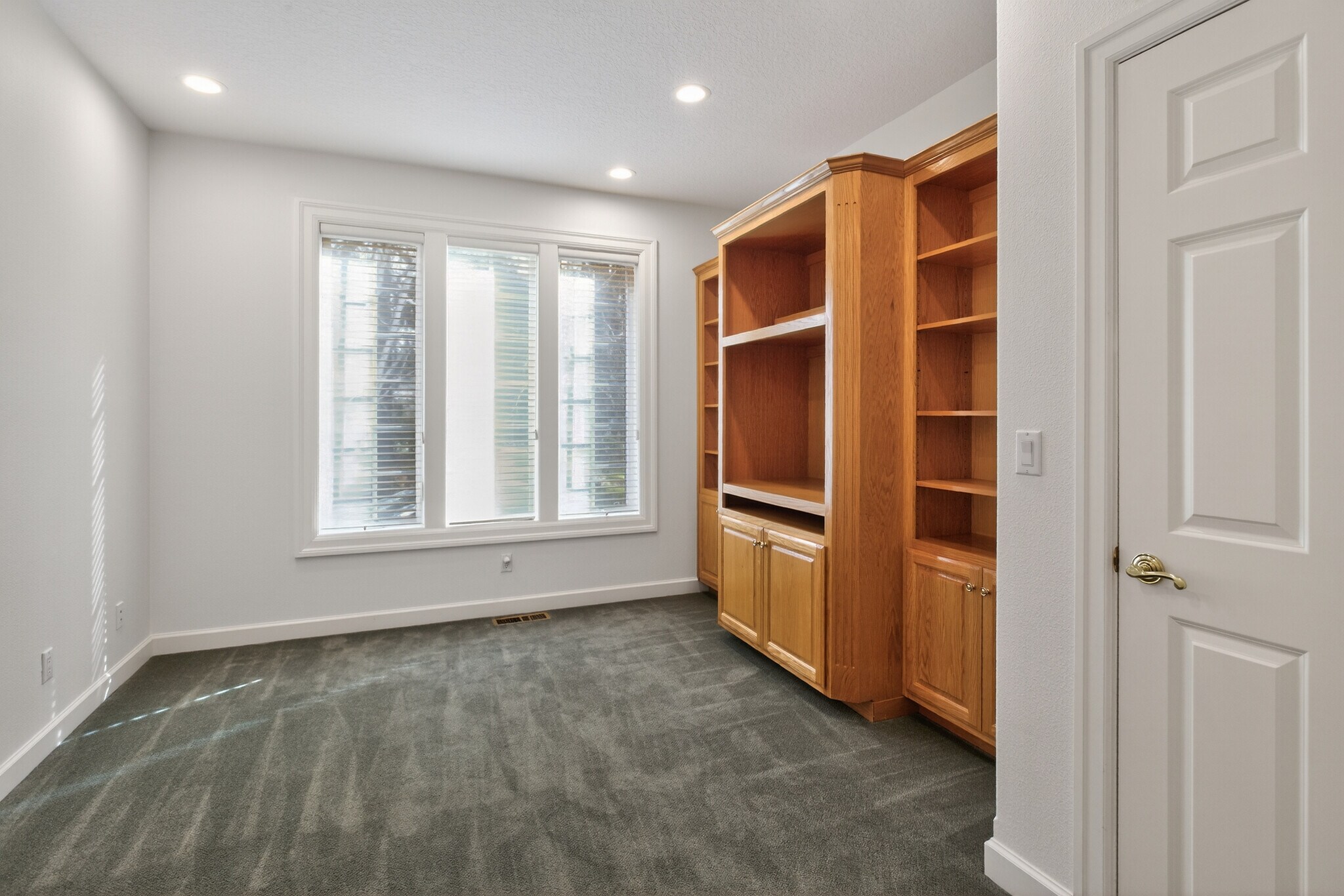 Building Photo - 1645 SE Oak Shore Ln