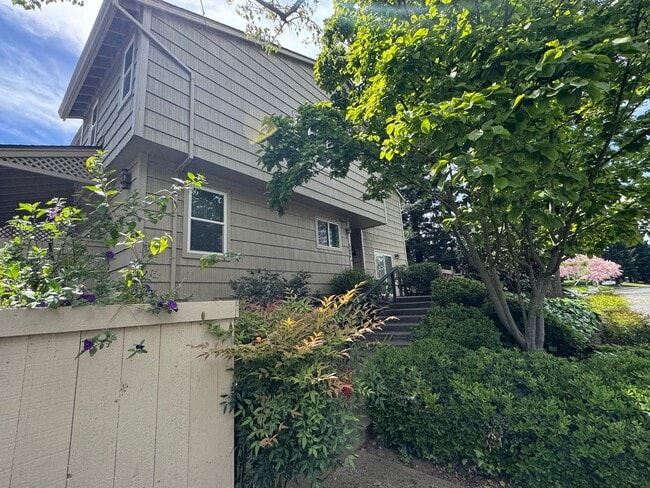 Building Photo - 642 Commons Dr