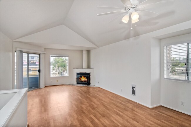 Building Photo - Cute 2 Bedroom Condo Steps Away from Endle...