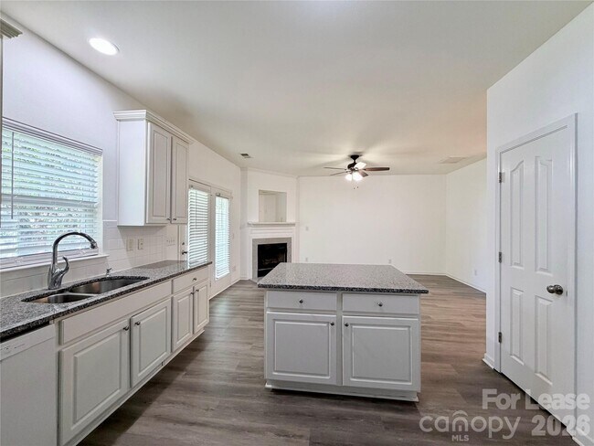 Building Photo - 10968 Princeton Village Dr