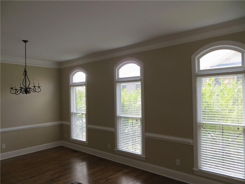 Building Photo - 131 W Ridge Way