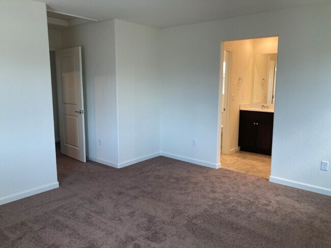 Building Photo - 8967 Quail Fls Dr