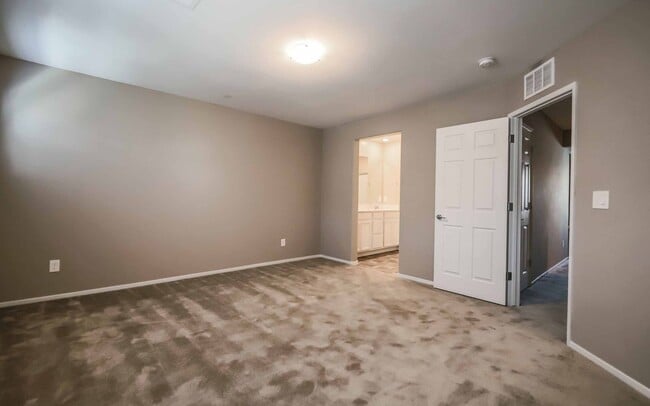 Building Photo - MUST SEE Summerlin Townhome