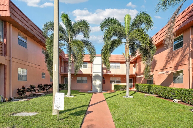 Building Photo - 541 Saxony Dr