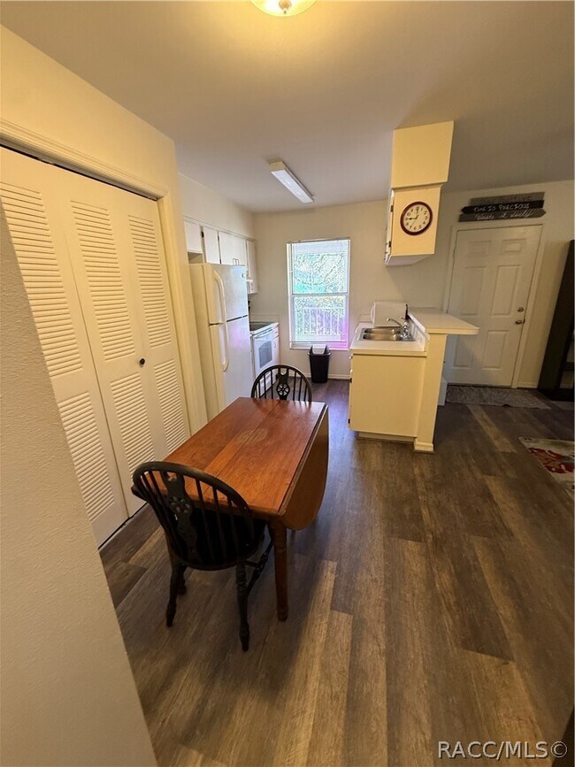 Building Photo - 943 SE Mayo Dr