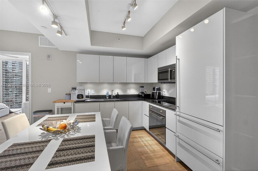 Building Photo - 1010 Brickell Ave