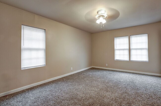 Building Photo - 3 Bedroom 1 Bath House in Wake Village, TX!