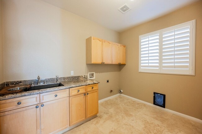 Building Photo - Luxury Home located in Henderson