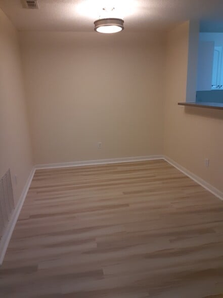Entrance hallway - 100 Kensington Blvd