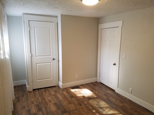 Building Photo - 831 S Edison St