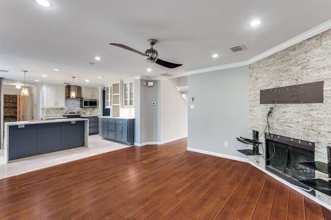 Building Photo - 320 S Mesa Verde Way