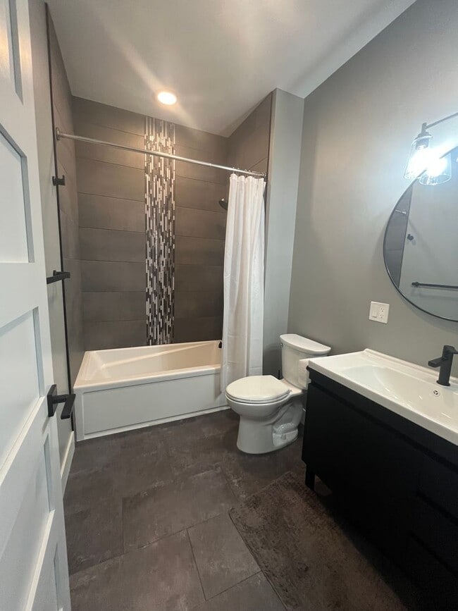 Building Photo - Newly Renovated Condo in Uptown Butte
