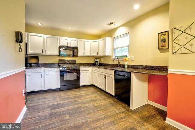 Building Photo - 111 Honey Locust Ct