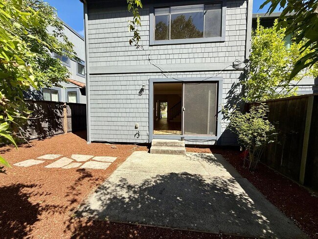 Building Photo - SPACIOUS 3 BED  2.5 BATH END UNIT TOWNHOME IN SAN MARIN VALLEY