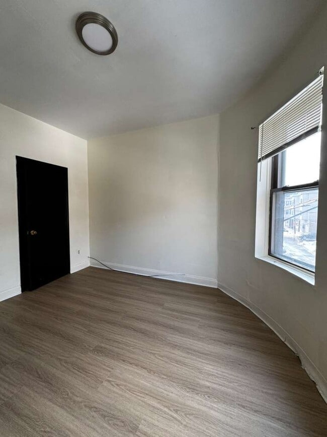 Building Photo - 129 Chestnut St