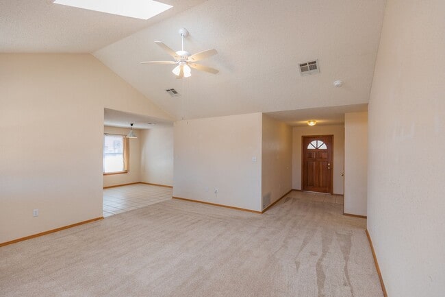 Building Photo - 3 Bedroom 2 Bath Home