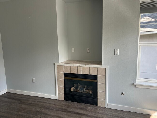 Building Photo - Top Floor! Vaulted Ceilings, Fireplace, LV...