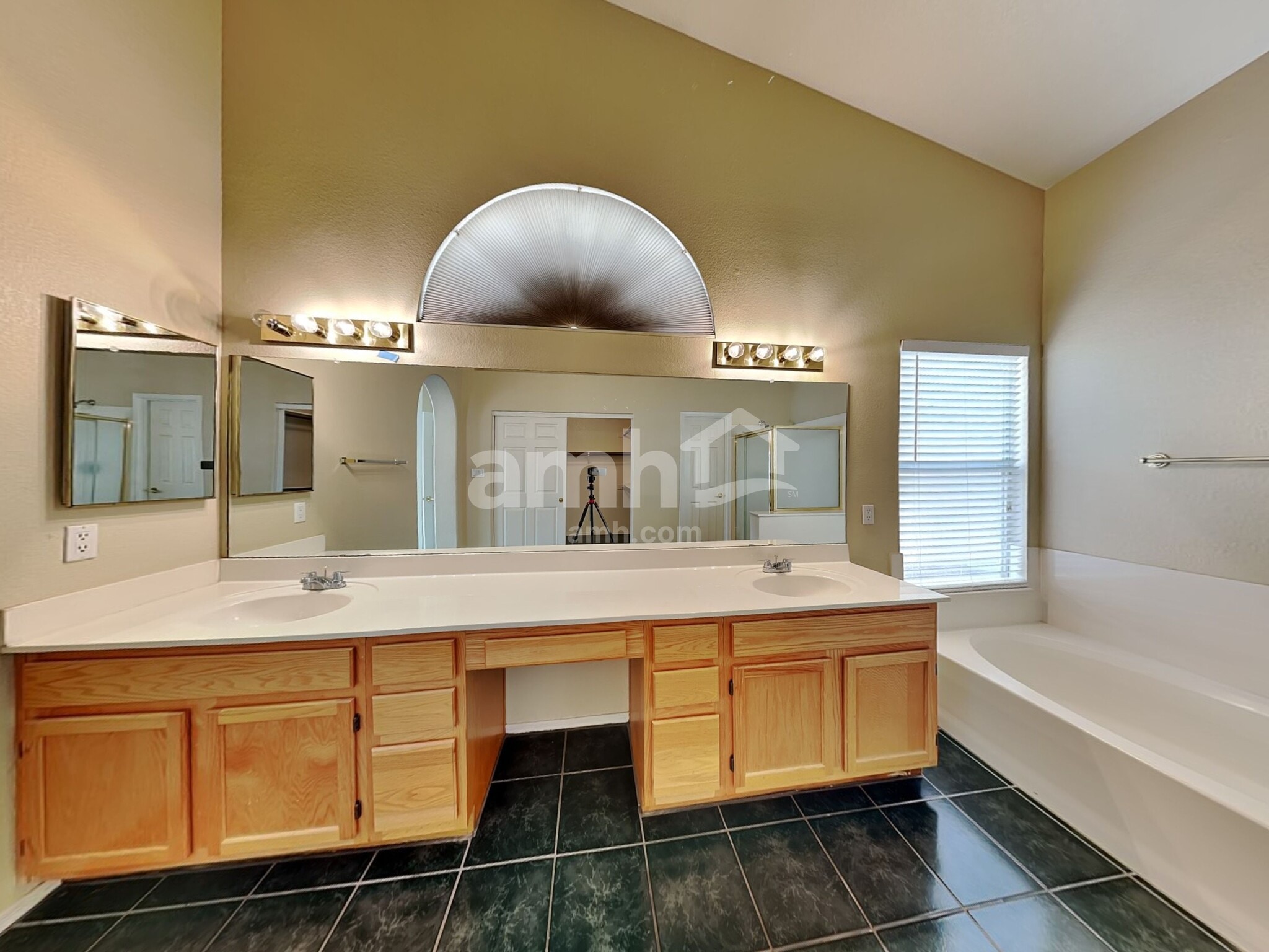 Building Photo - 230 N Leoma Ct