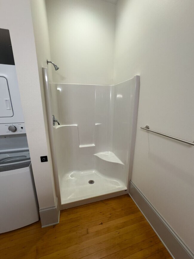 Building Photo - WINTER SPECIAL - NEWLY RENOVATED DOWNTOWN SALEM STUDIO