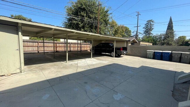 Building Photo - 835 E Weldon Ave