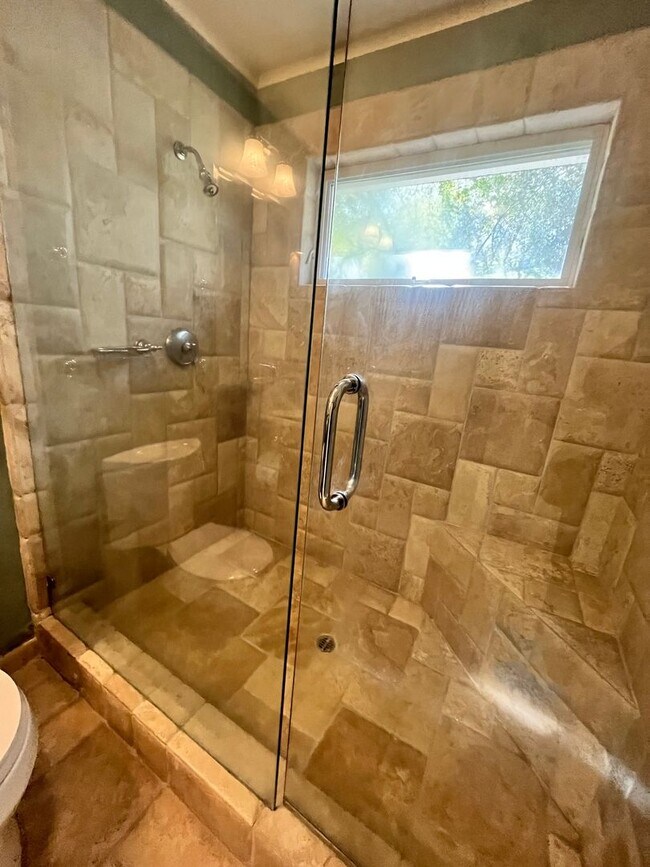 Building Photo - Gorgeous 3 Bedroom 2  Bathroom Home Walkin...