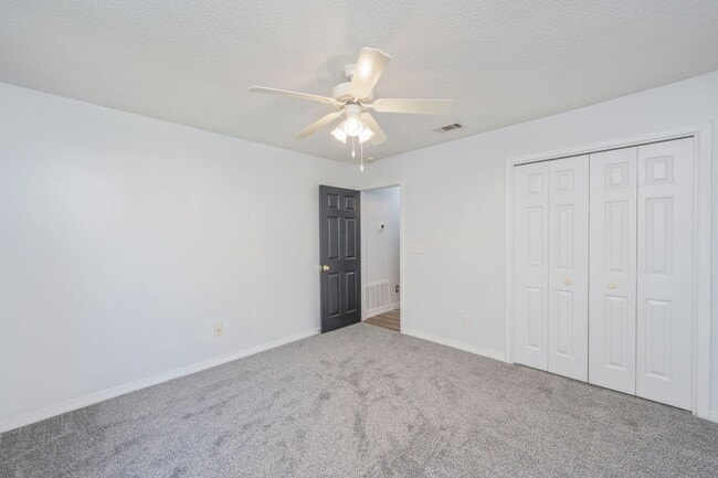 Building Photo - North Crestview Home!
