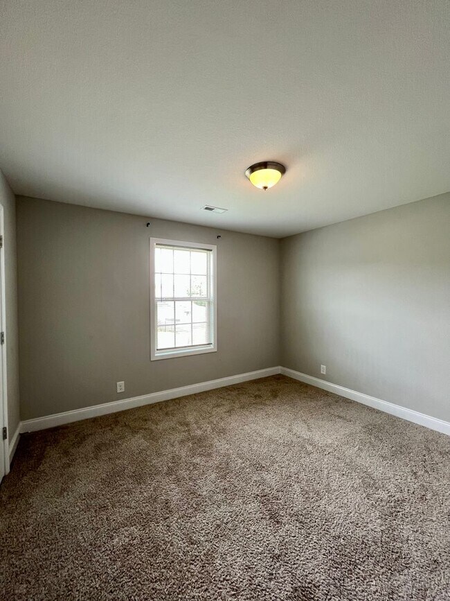 Building Photo - ** COMING SOON ** Beautiful Large Home in Great Location