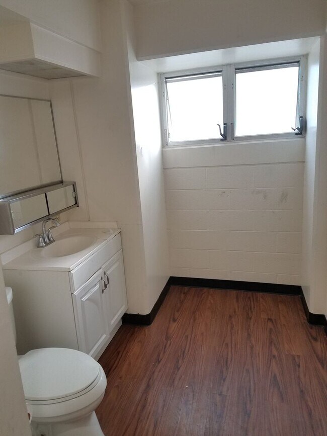 Building Photo - Room for Rent in Waikiki 2 Blocks from Beach