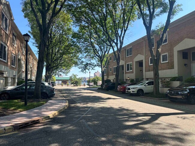 Building Photo - 200 Grand Cove Way