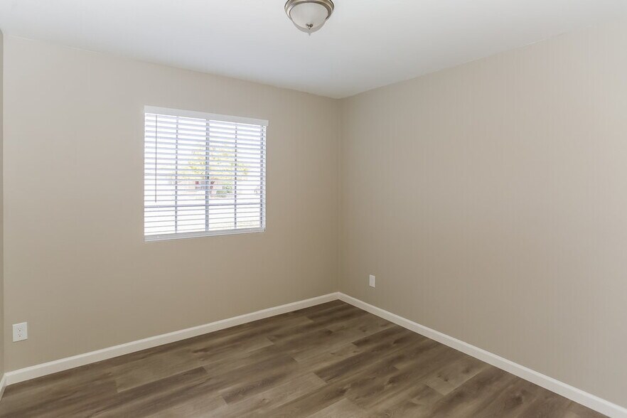 Building Photo - 1417 E Irwin Ave