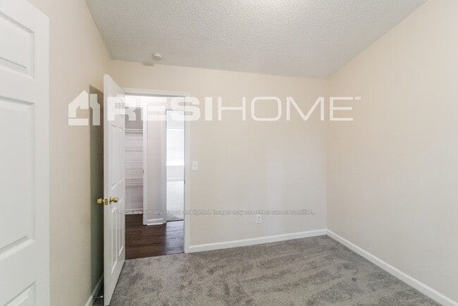 Building Photo - 211 Coral Cir