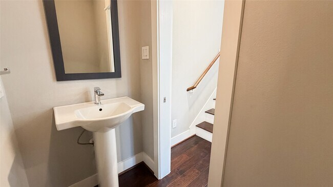 Building Photo - 605 Bayou St